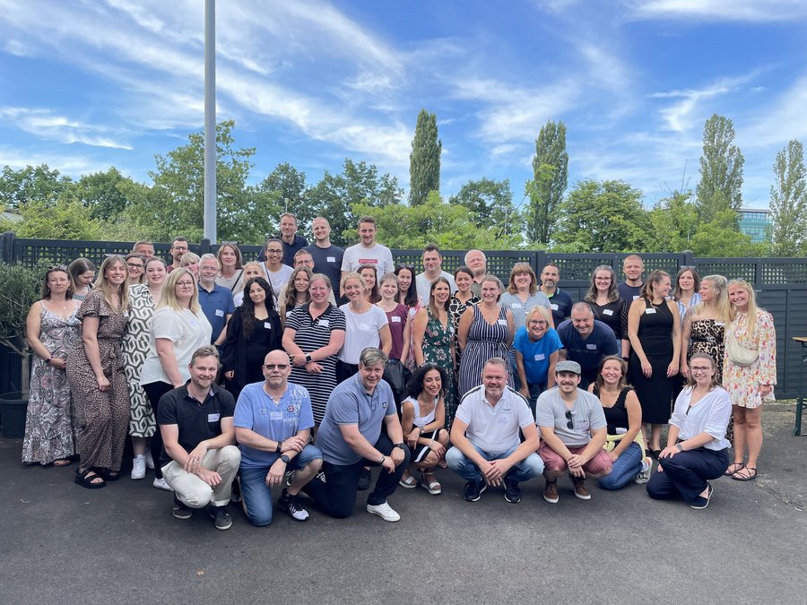 Gruppennbild der Mitarbeitenden beim Sommerfest der OEDIV HR Services GmbH