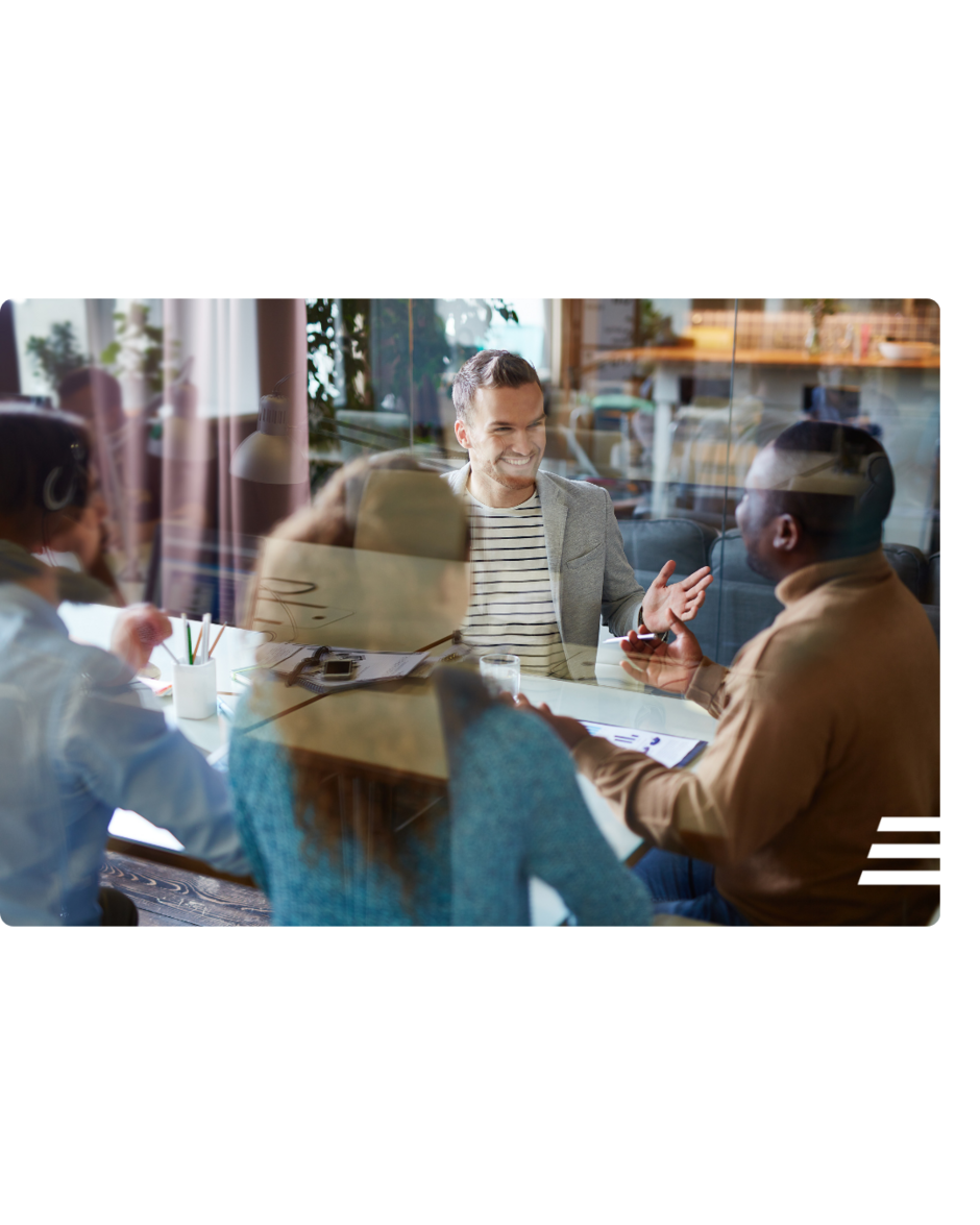 Lächelnder Dienstleiter berät Kund*innen angeregt im Rahmen eines SAP SuccessFactors Consultings