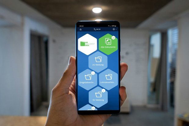 Eine Hand hält ein Smartphone, auf dem die HR Document Box zu sehen ist