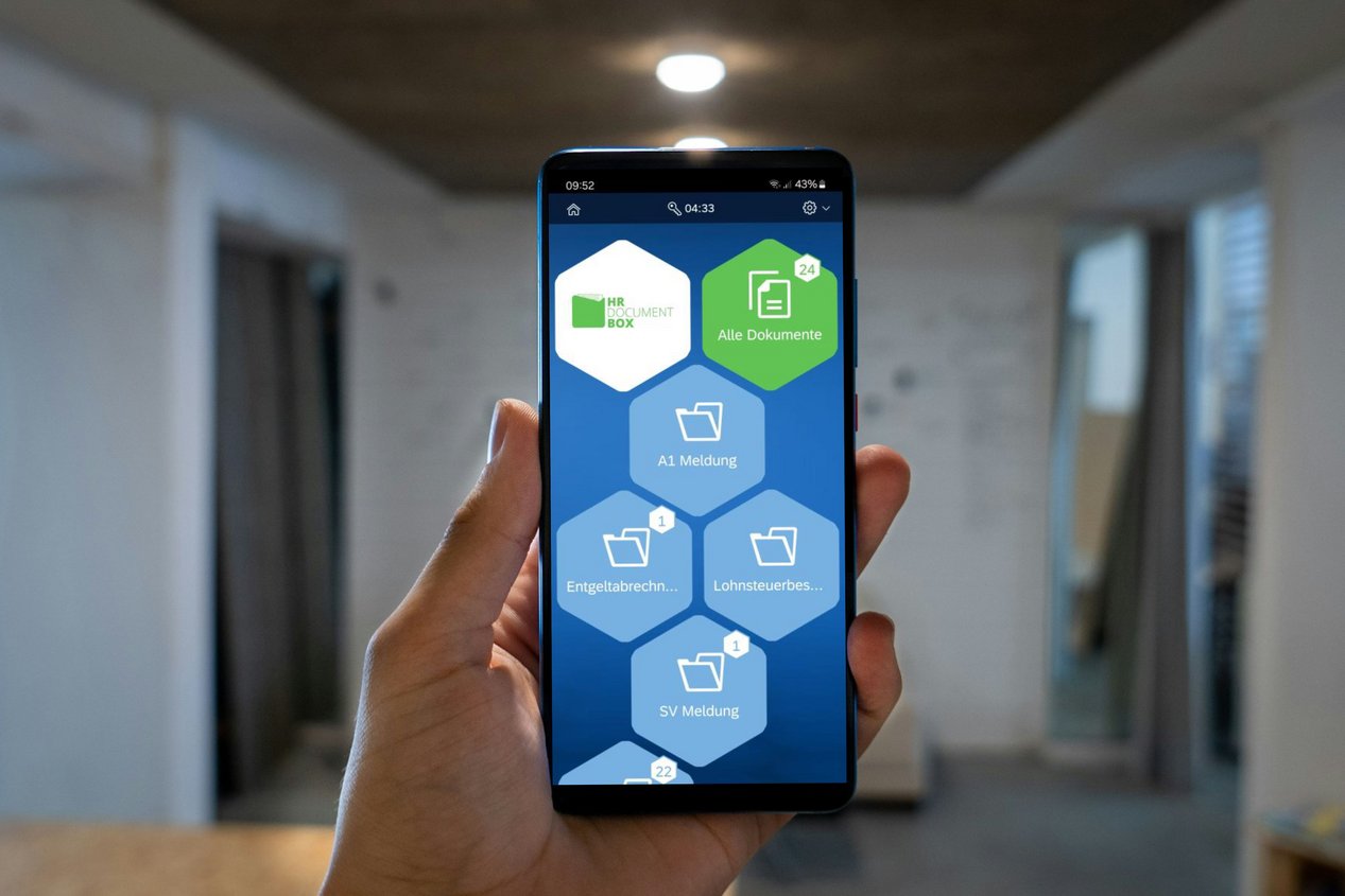 Eine Hand hält ein Smartphone, auf dem die HR Document Box zu sehen ist