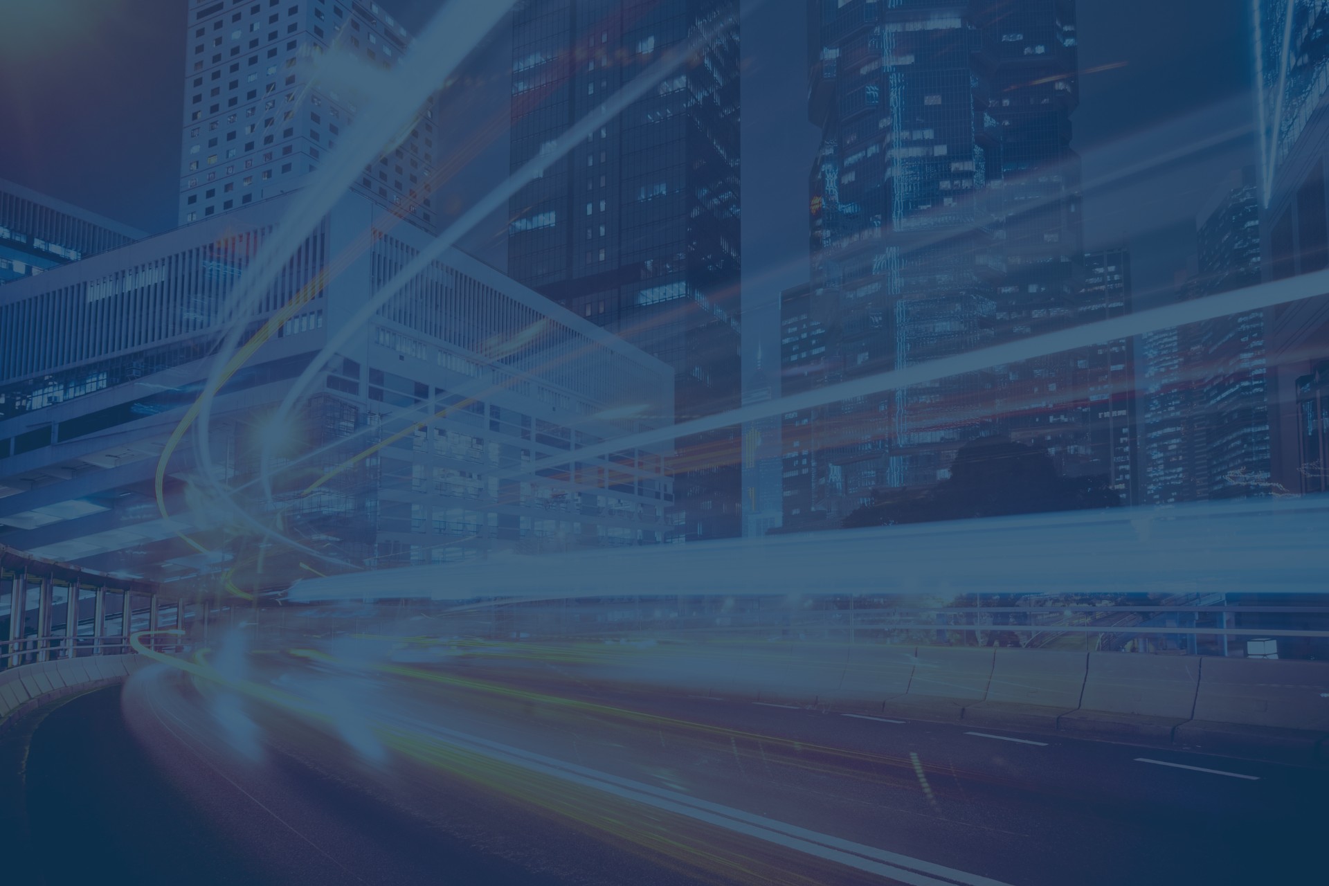 Bürogebäude und Lichteffekte von Autos in einer Großstadt