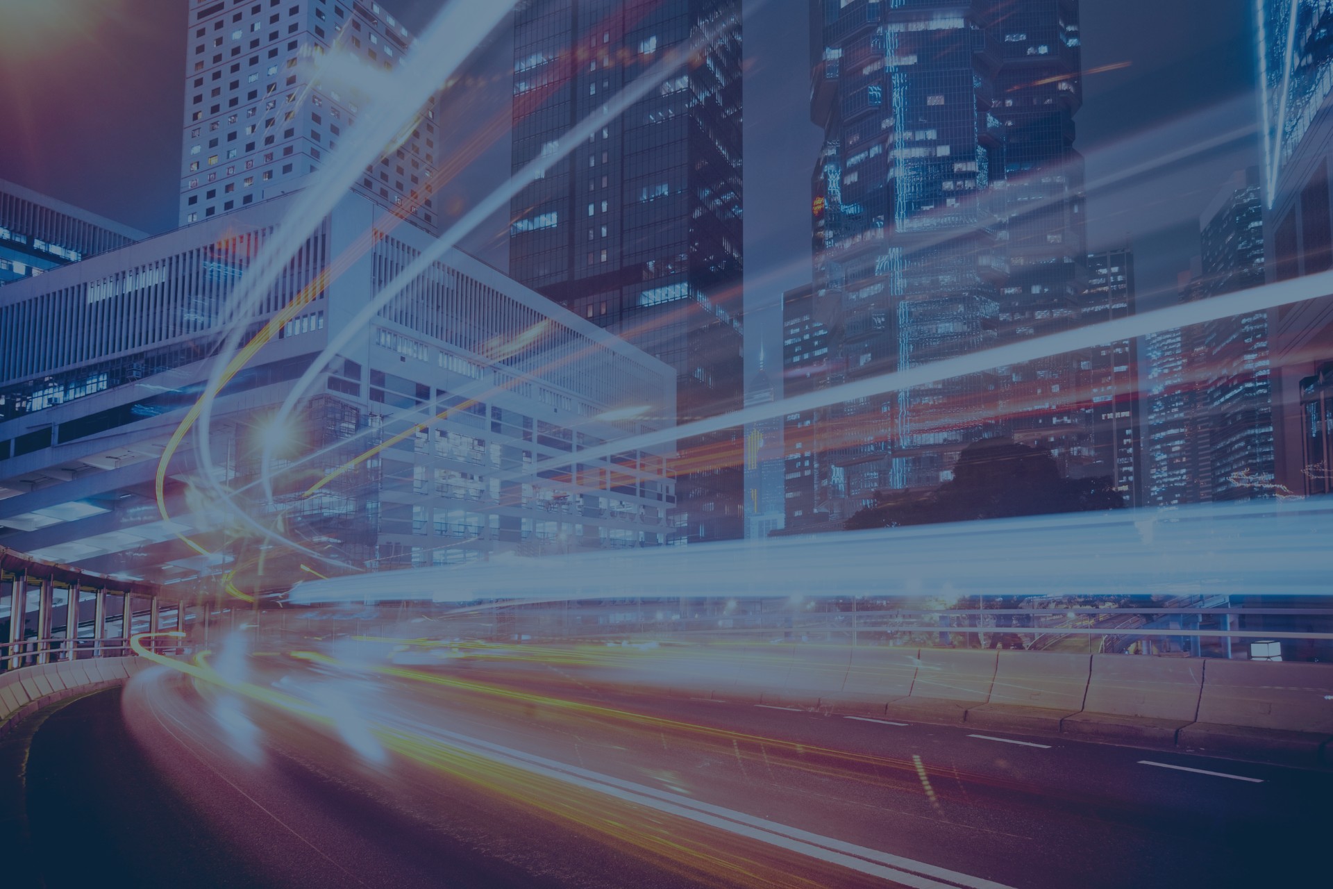 Mit SAP SuccessFactors Consulting auf der Überholspur: Bürogebäude und Lichteffekte von Autos in einer Großstadt